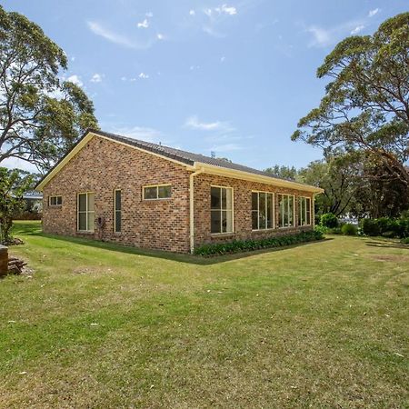 On The Lake - Pet Friendly Waterfront Villa Culburra Beach Exterior photo