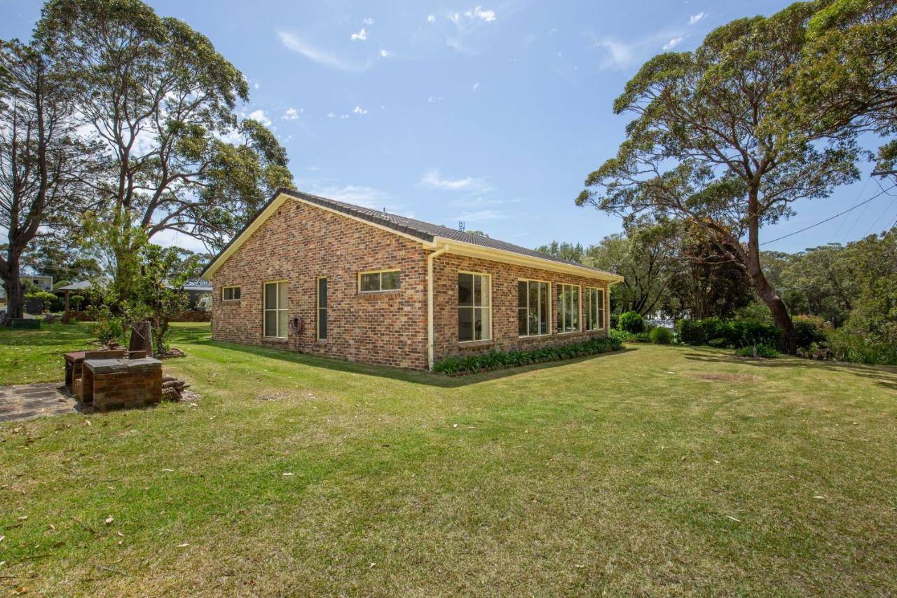 On The Lake - Pet Friendly Waterfront Villa Culburra Beach Exterior photo